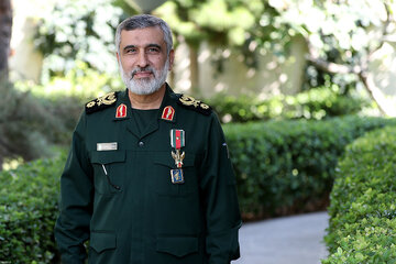 اخطار جدی شهید حاجی‌زاده چندماه قبل از شهادت/ همه گوشی های تلفن در حال کنترل شدن است/ حاج قاسم هردو هفته یک بار گوشی و سیم کارتش را عوض می‌کرد! 