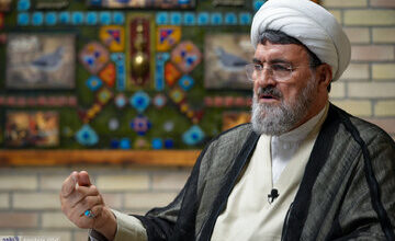 امام خمینی از دهه ۲۰ دنبال انقلاب بود/ امام با مبارزه مسلحانه مخالف بود/ متحجرین، مثنوی مولوی را با انبر برمی‌داشتند تا دستشان نجس نشود