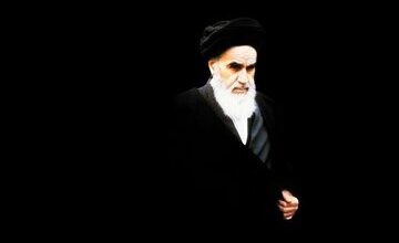 تصاویری که انقلاب را زنده می کنند/لحظاتی از امام خمینی و نوه اش در یک قاب
