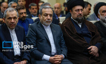 تصاویر تجدید میثاق عراقچی با آرمان های امام در کنار سیدحسن خمینی/ چه افراد دیگری حضور داشتند؟