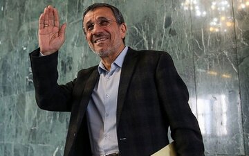 تصویری از احمدی نژاد پیش از عزیمت به مجارستان/ چه کسانی در این سفر او را همراهی می‌کنند؟
