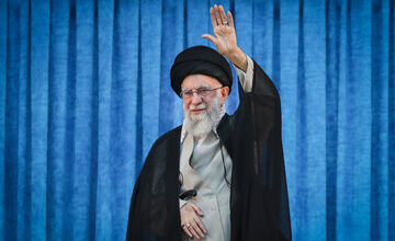 تصویری متفاوت از رهبر انقلاب در حرم امام خمینی(ره)
