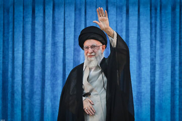 تصویری متفاوت از رهبر انقلاب در حرم امام خمینی(ره)