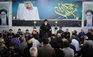 روایت علم الهدی از سخنان رئیس سیا در پاسخ به رئیس جمهور آمریکا پس از پیروزی انقلاب/ مردم با وجود تحریم‌ها و فشارهای اقتصادی کنار رهبری ایستاده اند