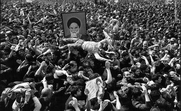 عکسی ماندگار از مراسم تشییع پیکر امام(ره)
