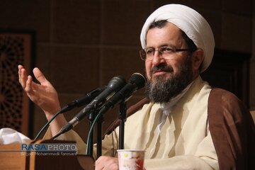 استاد حوزه علمیه: انگلیسی‌ها، سلطنت طلبان، آمریکایی‌ها، و صهیونیست‌ها می‌خواهند نظام را سرنگون کنند/ دروغ می‌گویند که مردم ایران را دوست دارند